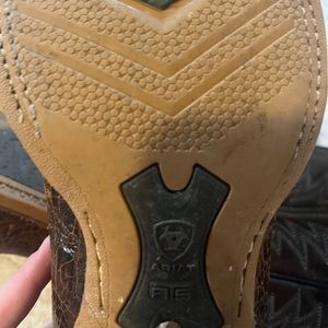 Ariat Men’s brown dress boots size 10EE, used, please see pics